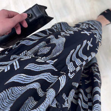 Indlæs billede til gallerivisning Langærmet kjole med V-udskæring og print