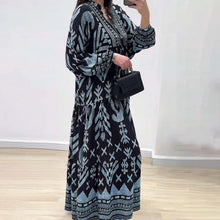 Indlæs billede til gallerivisning Langærmet kjole med V-udskæring og print