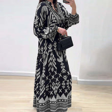 Indlæs billede til gallerivisning Langærmet kjole med V-udskæring og print