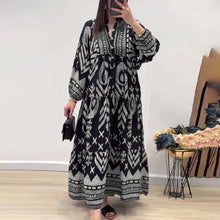 Indlæs billede til gallerivisning Langærmet kjole med V-udskæring og print