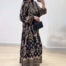 Indlæs billede til gallerivisning Langærmet kjole med V-udskæring og print