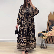 Indlæs billede til gallerivisning Langærmet kjole med V-udskæring og print