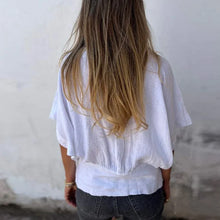 Indlæs billede til gallerivisning V-hals bomulds-hør-top med smock forneden - Forsalg