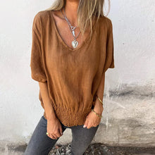 Indlæs billede til gallerivisning V-hals bomulds-hør-top med smock forneden - Forsalg