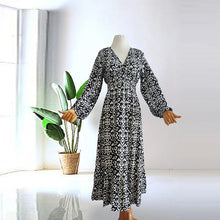 Indlæs billede til gallerivisning Ny V-hals-lang kjole med blomsterprint
