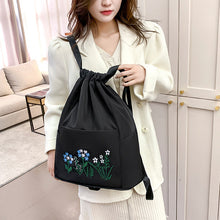 Indlæs billede til gallerivisning Broderet skuldertaske med lomme med snøre
