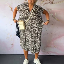 Indlæs billede til gallerivisning Kortærmet leopardprintet kjole med V-hals