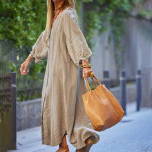 Indlæs billede til gallerivisning Minimalistisk lang kjole med V-hals i bomuld og hør til kvinder