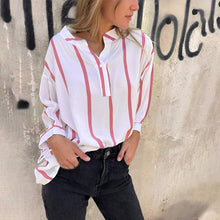 Indlæs billede til gallerivisning Stribet skjorte med revers