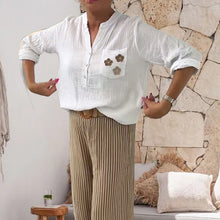 Indlæs billede til gallerivisning Avslappnad blus med blommigt tryck med ficka och lång ärm