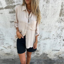 Indlæs billede til gallerivisning Alsidig skjorte med revers og stor lomme