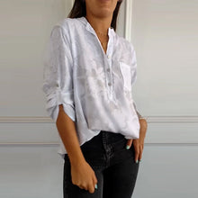 IndlĂŠs billede til gallerivisning V-hals trykt top med halv knap