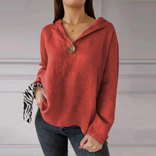 Indlæs billede til gallerivisning Sweatshirt med hætte og V-udskæring med en enkelt knap