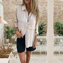 Indlæs billede til gallerivisning Alsidig skjorte med revers og stor lomme