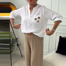 Indlæs billede til gallerivisning Avslappnad blus med blommigt tryck med ficka och lång ärm