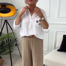 Indlæs billede til gallerivisning Avslappnad blus med blommigt tryck med ficka och lång ärm