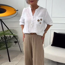 Indlæs billede til gallerivisning Avslappnad blus med blommigt tryck med ficka och lång ärm