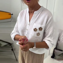 Indlæs billede til gallerivisning Avslappnad blus med blommigt tryck med ficka och lång ärm