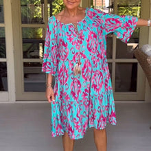 Indlæs billede til gallerivisning Kjole med fulde ærmer og print