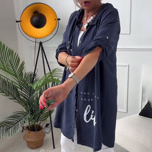 Indlæs billede til gallerivisning Hættejakke med bogstavprint og knapper