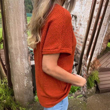 Indlæs billede til gallerivisning Kortærmet top med V-udskæring og nitter