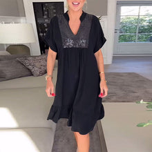 Indlæs billede til gallerivisning Kjole med fuld plissering og V-hals