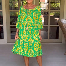 Indlæs billede til gallerivisning Kjole med fulde ærmer og print