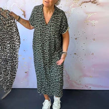 Indlæs billede til gallerivisning Kortærmet leopardprintet kjole med V-hals