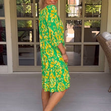 Indlæs billede til gallerivisning Kjole med fulde ærmer og print