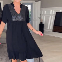 Indlæs billede til gallerivisning Kjole med fuld plissering og V-hals