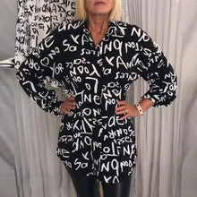 Indlæs billede til gallerivisning Afslappet top med revers med bogstavtryk