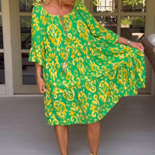 Indlæs billede til gallerivisning Kjole med fulde ærmer og print