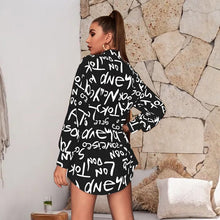 Indlæs billede til gallerivisning Afslappet top med revers med bogstavtryk