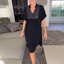 Indlæs billede til gallerivisning Kjole med fuld plissering og V-hals