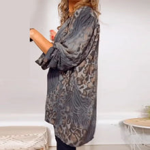 Indlæs billede til gallerivisning Forudsalg af lang skjorte med leopardprint