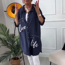 Indlæs billede til gallerivisning Hættejakke med bogstavprint og knapper