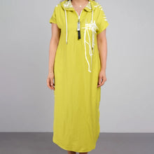 Indlæs billede til gallerivisning Trendy hættekjole med lynlåsdetaljer med en forbundet Cape-effekt