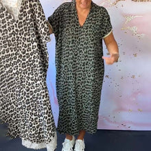 Indlæs billede til gallerivisning Kortærmet leopardprintet kjole med V-hals