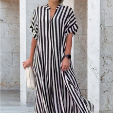 Indlæs billede til gallerivisning Stribet skjortekjole med V-hals