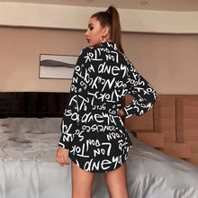 Indlæs billede til gallerivisning Afslappet top med revers med bogstavtryk