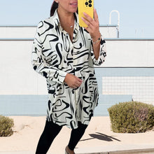 Indlæs billede til gallerivisning Overdimensioneret skjorte med abstrakt print