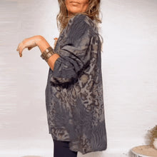 Indlæs billede til gallerivisning Forudsalg af lang skjorte med leopardprint