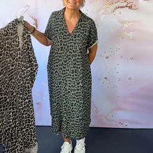 Indlæs billede til gallerivisning Kortærmet leopardprintet kjole med V-hals