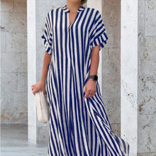 Indlæs billede til gallerivisning Stribet skjortekjole med V-hals