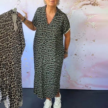 Indlæs billede til gallerivisning Kortærmet leopardprintet kjole med V-hals
