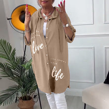 Indlæs billede til gallerivisning Hættejakke med bogstavprint og knapper