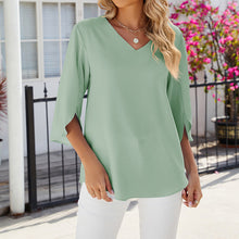 Indlæs billede til gallerivisning Ensfarvet chiffonskjorte med V-hals og løse ærmer
