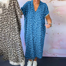 Indlæs billede til gallerivisning Kortærmet leopardprintet kjole med V-hals