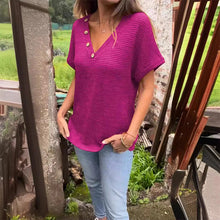 Indlæs billede til gallerivisning Kortærmet top med V-udskæring og nitter