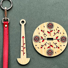 Indlæs billede til gallerivisning Garnnøgleholder i træ med håndledsstrop